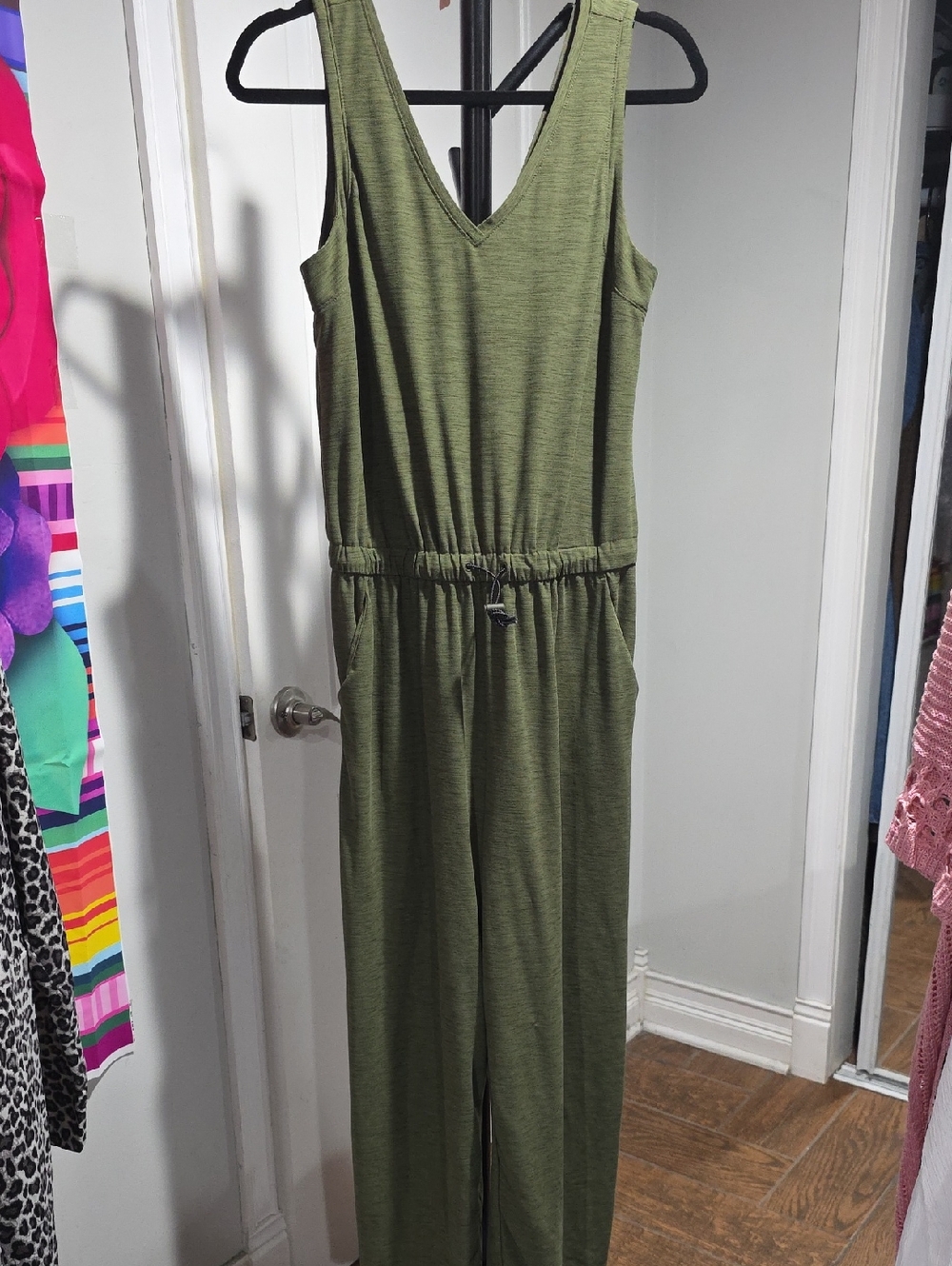 Old Navy Active Olive Green V‑Neck Top